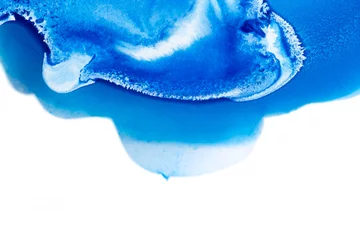 Cercles muraux Cristaux Peinture classique à l& 39 aquarelle bleue et blanche dans des formes fluides abstraites pour un design similaire aux collines enneigées de l& 39 Arctique et à la mer avec des glaciers en fusion isolés sur fond blanc. Taches de peinture inhabituelles en m