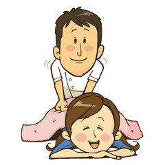 腰をマッサージされている笑顔の女性　マッサージ師