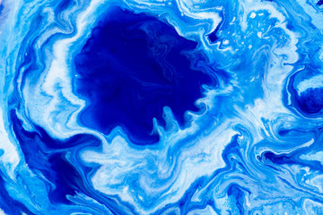 Klassische blaue und weiße Aquarellfarbe in abstrakten, gestreiften, wirbelnden, verschwommenen Formen für das Design. Ein interessanter ungewöhnlich schöner Hintergrund in Makro aus Streifen von verteilter Mischfarbe. Verschwommene Farbe.