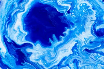 Abwaschbare Fototapete Kristalle Klassische blaue und weiße Aquarellfarbe in abstrakten, gestreiften, wirbelnden, verschwommenen Formen für das Design. Ein interessanter ungewöhnlich schöner Hintergrund in Makro aus Streifen von verteilter Mischfarbe. Verschwommene Farbe.