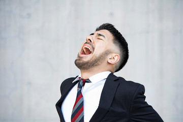 驚くビジネスマン