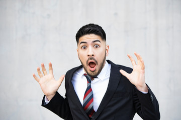 驚くビジネスマン
