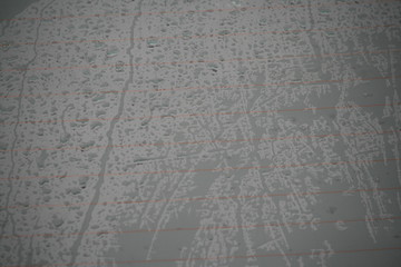 Schlechte Sicht bei Regen durch die Heckscheibe im Auto