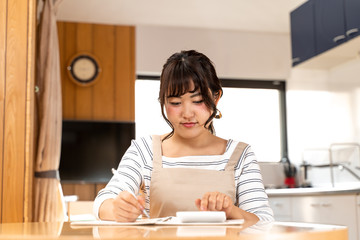 家計簿をつける若い主婦