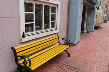 アミューズメントパークのベンチ