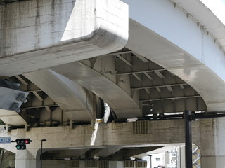 Obraz premium 首都高速道路を下から