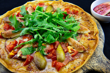 Pizza with figs, prosciutto and mozzarella