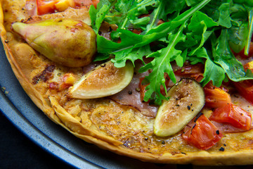 Pizza with figs, prosciutto and mozzarella