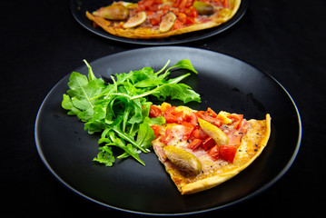 Pizza with figs, prosciutto and mozzarella