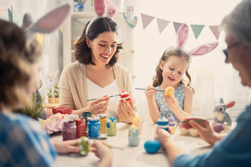 Obraz na płótnie Canvas family preparing for Easter
