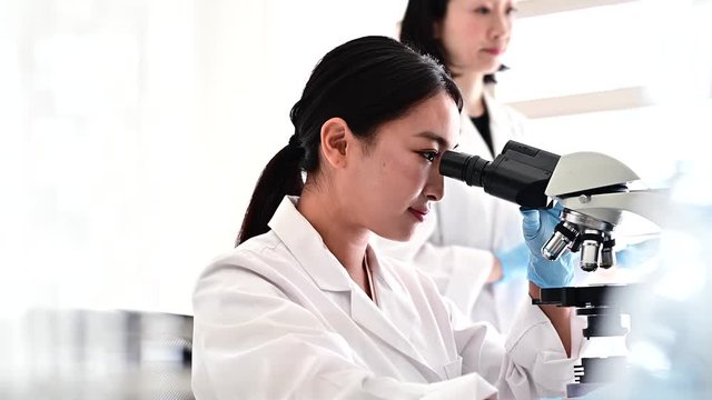 女性研究者の実験の様子