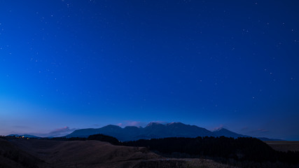 Fototapeta na wymiar 九重連山と星空