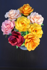 折り紙で作ったバラの花