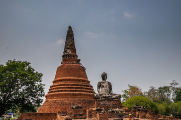 Fototapeta premium Wat Wora Chet Tha Ram, a Buddhist temple of archaeological park, Ayutthaya, Thailand