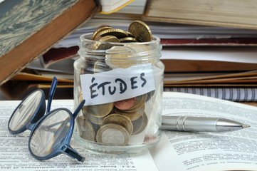 Bocal de pièces pour payer les études