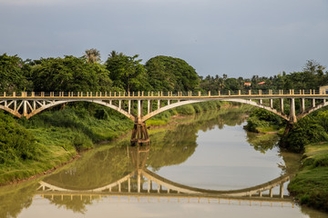 Fototapeta na wymiar Thmor Chas bridge in the city centre of Battambang, Cambodia