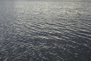 暗い海面