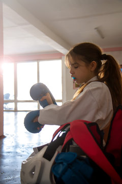 karateka girl prepare