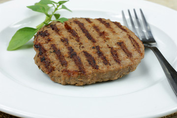 steak haché de boeuf grillé dans une assiette
