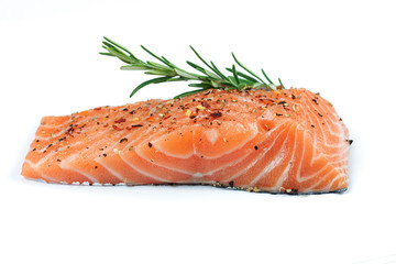 morceau de saumon cru sur un fond blanc