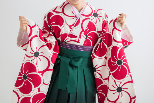白バック　袴　女性　笑顔　可愛い  卒業hakama