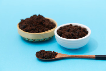 Brown sugar and brown sugar in a bamboo basket,,