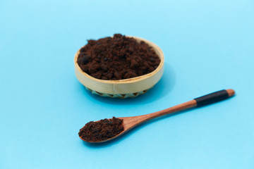 Brown sugar and brown sugar in a bamboo basket,,