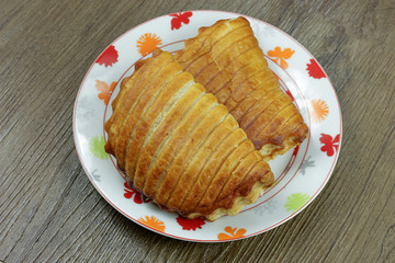 chaussons aux pommes dans une assiette