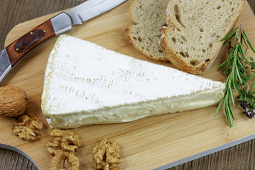 tranche de brie et pain sur une planche à découper