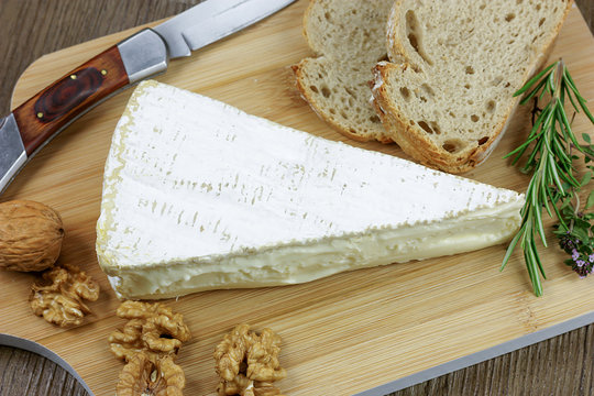 tranche de brie et pain sur une planche &agrave; d&eacute;couper