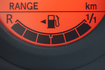 Digital vehicle fuel gauge