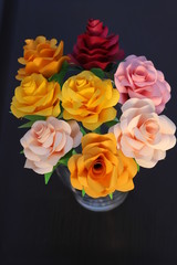 折り紙で作ったバラの花