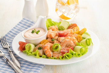 Grilled shrimp salad with fresh lettuce, cherry tomatoes and creamy sauce.