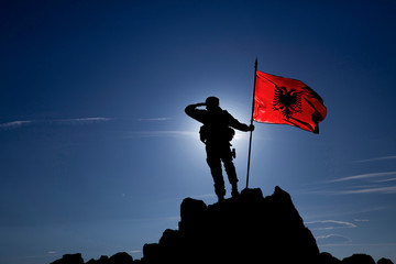 Soldier with the Albanian flag - obrazy, fototapety, plakaty