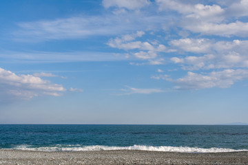 空と雲と海と海岸と波