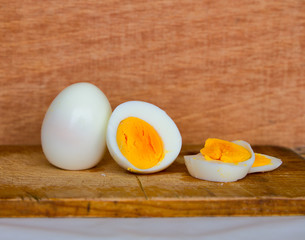 Tabla de madera con dos huevos cocidos