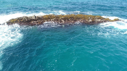 Naklejka premium Relax contemplating the breaking of the waves and the mountainous horizon