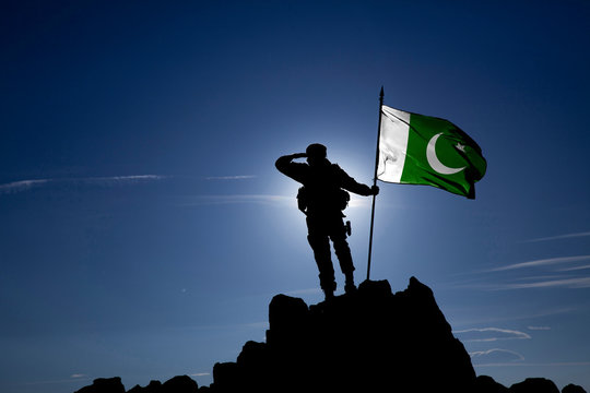 Soldier with the Pakistani flag