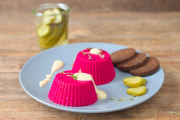 Rote-Bete-Törtchen mit Gurken