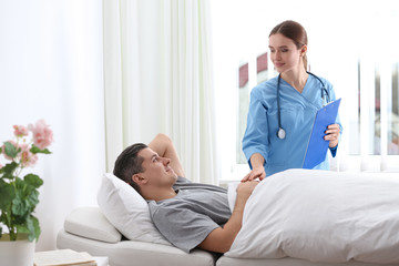 Obraz premium Doctor visiting her patient in hospital ward