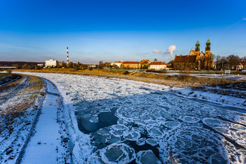 Zamarznięta rzeka Warta i Katedra Poznańska © Piotr Gołębniak
