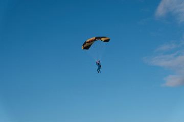 Skydiving. Parachute piloting and landing.