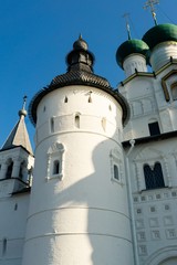 Fototapeta na wymiar The tower at the Holy gates of the Rostov Kremlin