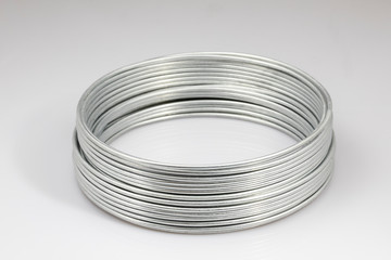 Eisendraht gerollt auf hellem Hintergrund