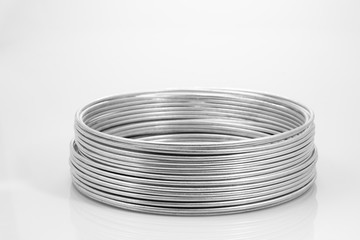 Eisendraht gerollt auf hellem Hintergrund