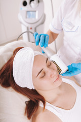 Naklejka premium woman receives a spa treatment