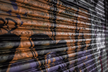 Altes Rolltor aus Stahl mit Graffitiart