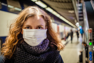 Fototapeta na wymiar woman wearing surgical mask in crowd coronavirus