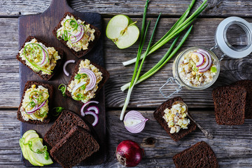 Jewish forshmak sandwiches on a cutting board