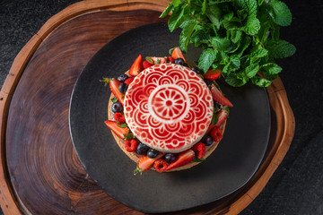 torta de frutas vermelhas decorada visto do alto